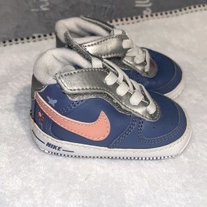 Like new infant nike crib shoes